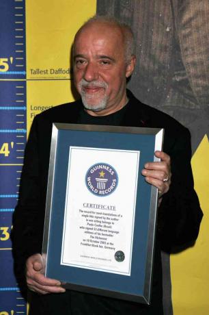 Paulo Coelho a Guiness világrekordjának a könyv legtöbb fordításáért
