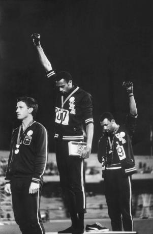 Fénykép az afro-amerikai amerikai pálya csapat tagjainak, Tommie Smith és John Carlos kesztyűs, fekete kesztyűs ököllel, amelyek polgári jogi tiltakozásként tüntetik fel a mexikói 1968. évi olimpiai játékok során.