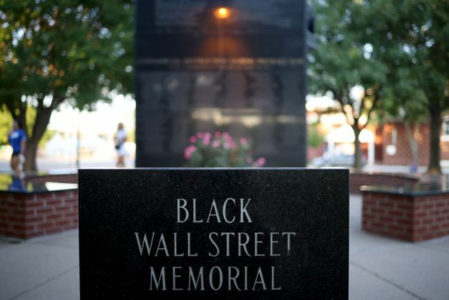 A Black Wall Street-i mészárlás emlékművét 2020. június 18-án mutatják be az oklahomai Tulsában.