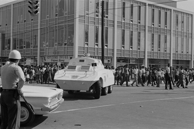 Fekete amerikaiak a 16th Street és az 5th Avenue sarkán menetelnek Birminghamben, Alabama államban, a birminghami kampány kezdetén, 1963 májusában.