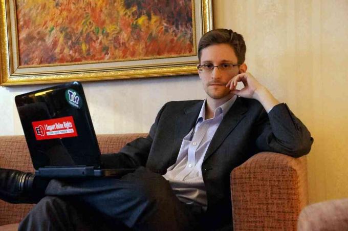Edward Snowden egy nem nyilvános helyen készített interjú során pózol 2013 decemberében Moszkvában, Oroszországban.