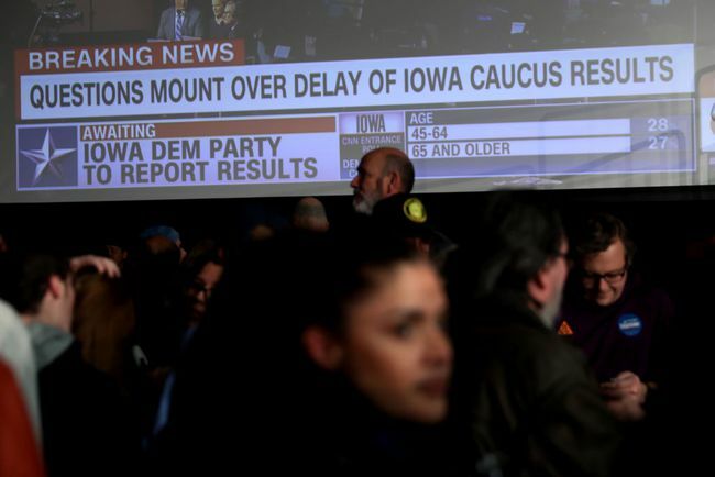 A demokratikus elnökjelölt szen. Bernie Sanders (I-VT) várja az eredményeket a 2020. február 3-án, az iowai Des Moines-ben tartott éjszakai őrs partiján.