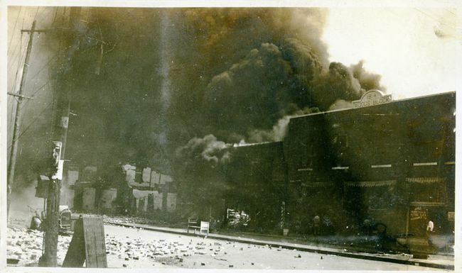 Sérült ingatlanok és az épületekből származó füst a tulsai versenyi mészárlást követően, Tulsa, Oklahoma, 1921. június.