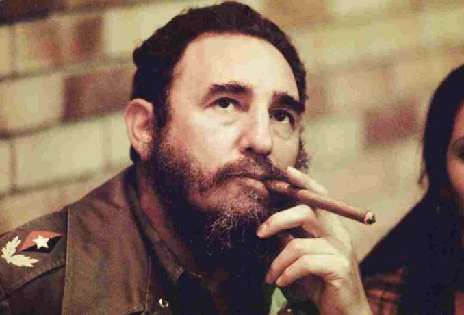Fidel Castro szivaroz cigarettát Kubában, Havannában, 1977 körül.