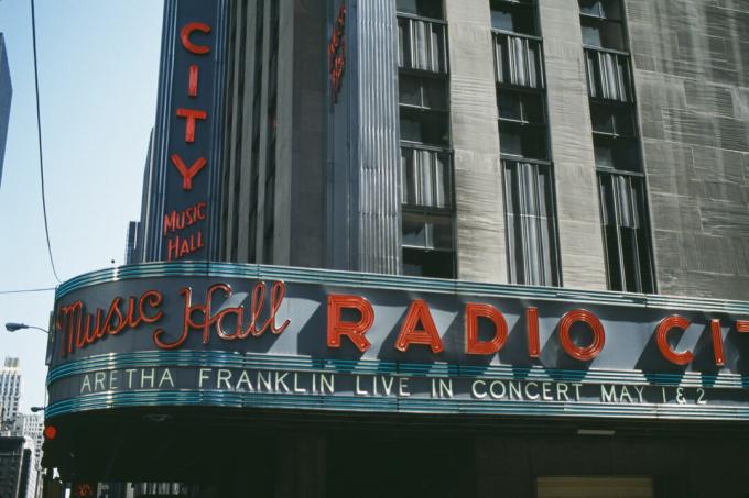 A Radio City Music Hall ikonikus art deco sávja