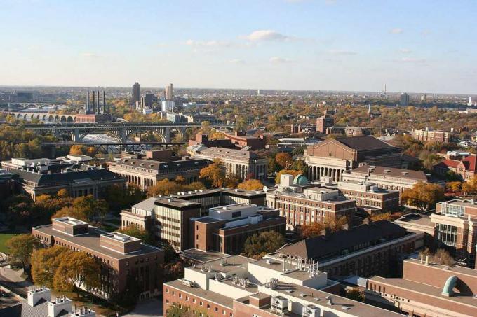A Minnesota Egyetem campusa, a Keleti Bankból.