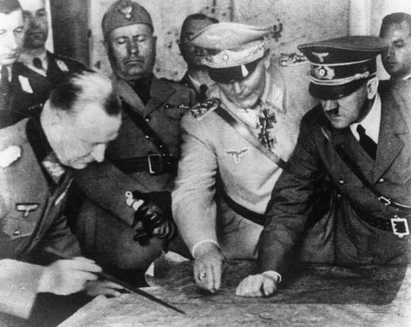 Adolf Hitler (1889 - 1945), Hermann Goering (1893 - 1946) és mások katonai stratégiát terveznek a német hadsereg központjában. A háttérben olasz diktátor, Benito Mussolini, 1940 körül.