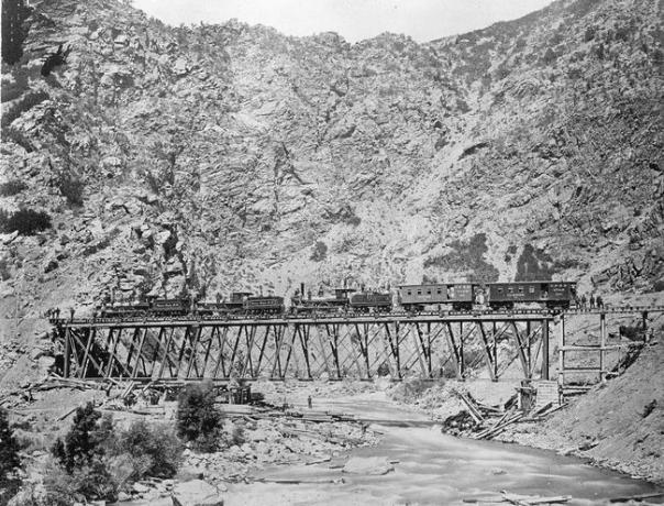 Kilátás a Transcontinental Railroad Union Pacific szakaszának építésére az Ördögkapu hídon keresztül, Utah, 1869.