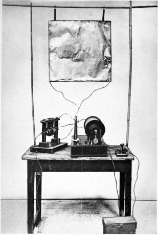 A feltaláló Guglielmo Marconi első rádióadójának fényképe