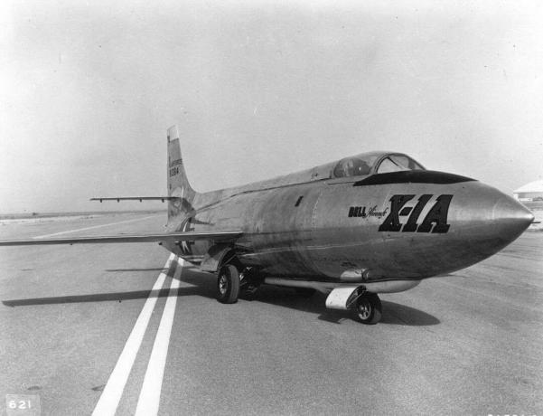 A Bell X-1A egy kifutón parkolt.