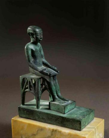 Bronz ex voto, amely Imhotepet, a giza piramisok építészét ábrázolja. Louvre Múzeum, Párizs, Kr. E. 8. században.