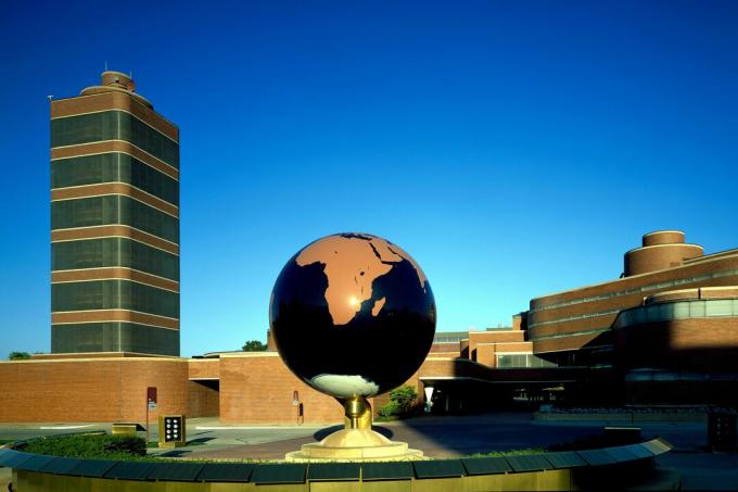 Az adminisztrációs épület, a földgömb és a konzolos Johnson Wax kutatótorony az SC Johnson székhelyén, Racine, Wisconsin, tervezte Frank Lloyd Wright 1950-ben