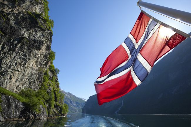 Norvég zászló kompon a Geiranger-fjordban, Norvégiában
