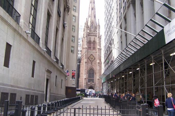 A New York-i Wall Street-től nyugatra nézve a Trinity Churchig - a biztonság művészet