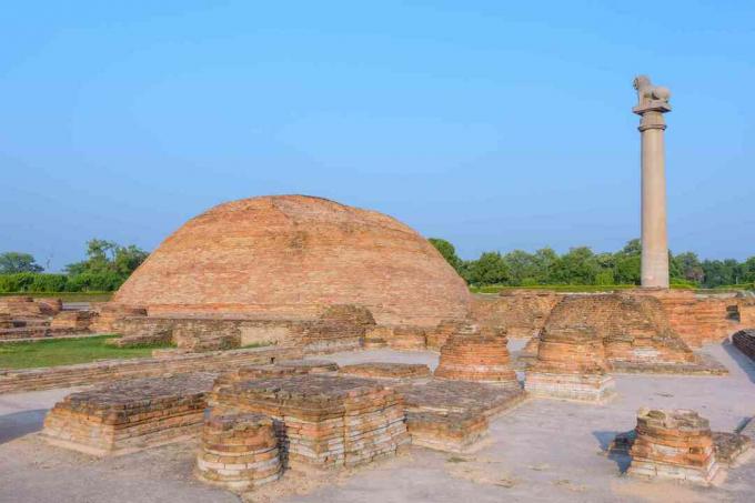 Ananda Stupa és Asokan oszlop a Kutagarasala Vihara-ban, Vaishali, Bihar, India