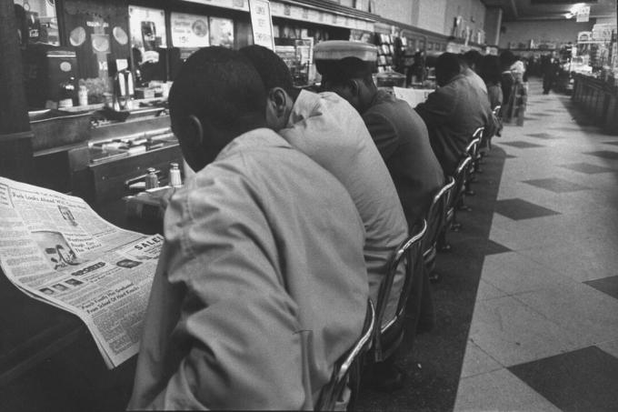 Afro-amerikaiak a Woolworth Store ebédlőpultjában