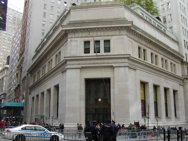 A J. P. Morgan épület a Wall Street és a Broad Street sarkán.