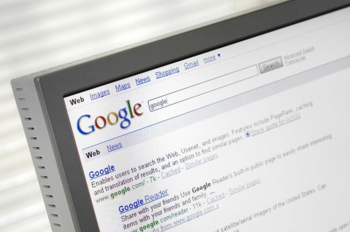 A Google keresőmotor oldala, ahol a keresési eredmények megjelennek a számítógép monitorján