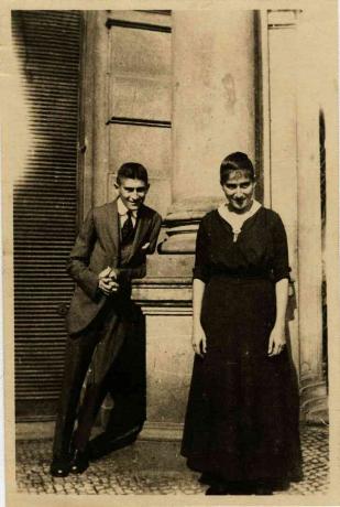 Franz Kafka nővérével, Ottlával a prágai Oppelt-ház előtt Előadó: Névtelen