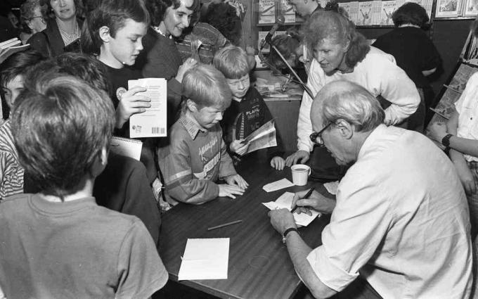 A gyerekek egy tömege várja Dahl autogramját
