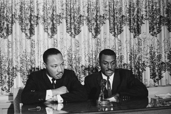 Martin Luther King Jr. és Fred Shuttlesworth polgárjogi aktivisták sajtótájékoztatót tartanak a birminghami kampány kezdetén, 1963 májusában.