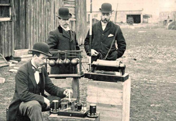 Régi fénykép a Brit Post Office mérnökeiről, akik Marconi rádióberendezéseit ellenőrzik egy demonstráció során a Flat Holm-szigeten, 1897. május 13.