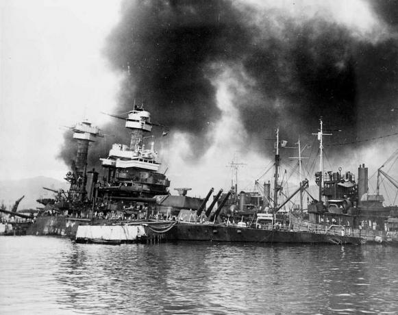 Az amerikai haditengerészet csatahajója az USS California (BB-44) elsüllyedt, miután a Pearl Harbor-ban torpedáltak