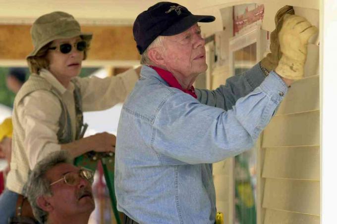 Jimmy Carter volt amerikai elnök és felesége, Rosalyn csatlakozik a Habitat for Humanity otthon elé, amelyet 2003. június 10-én építenek a grúziai LaGrange-ban.