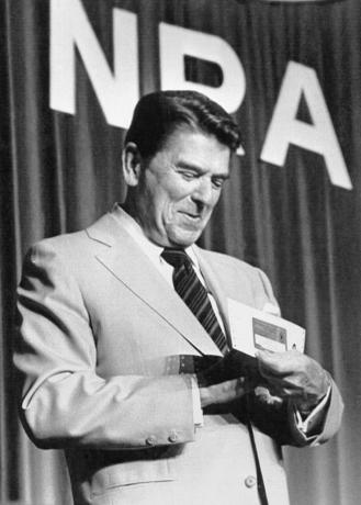 Reagan elnök megkapja az NRA tagsági kártyáját