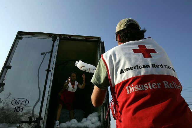 Az Amerikai Vöröskereszt egyik önkéntese jeget rak ki a Katrina hurrikán után 2005. szeptember 14-én a Mississippi állambeli Biloxiban rászorulóknak.