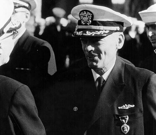 M. Lloyd parancsnok Bucher érmet kapott egy tengerészeti egyenruhában.