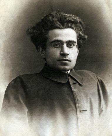 Antonio Gramsci (1891-1937), politikus; mielőtt csatlakozott a Szocialista Párthoz, az 1921-ben az olasz kommunista párt egyik alapítójához