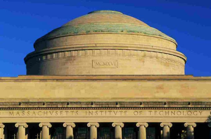 A Pantheont emlékeztető kupola MASSACHVSETTS INSTITVTE TECHNOLOGY faragott betűkkel