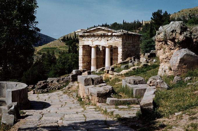 Kilátás az athéni kincstárhoz, Delphi-ban