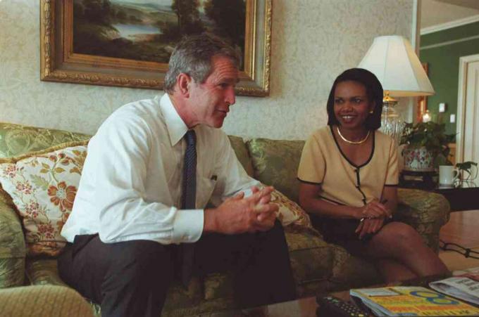 George W. Bush és Condoleezza Rice, külpolitikai tanácsadója egy Washington DC-i szállodai szobában beszélnek