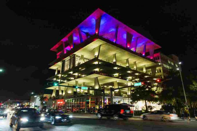 éjszakai kilátás a többszintes parkolóházra, a legfelső emeleten lila fényekkel megvilágítva