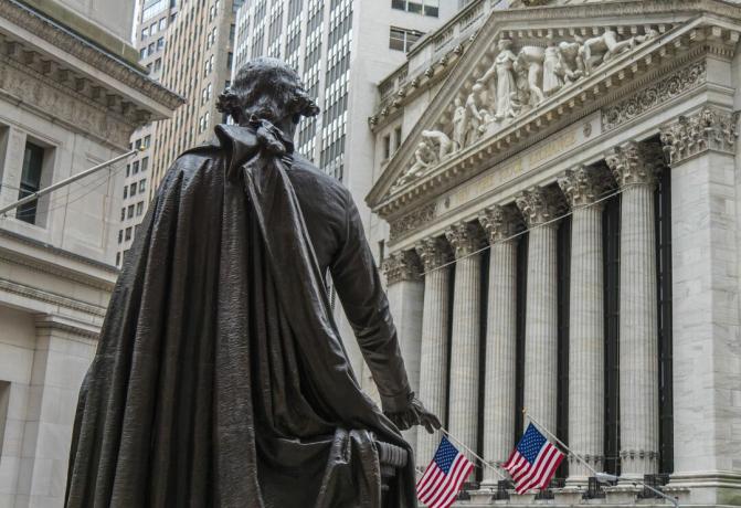 George Washington szobra a New York-i tőzsdei épület felé néz, a Broad Street-en a Federal Hall National Memorial-tól a New York-i Wall Street-en.