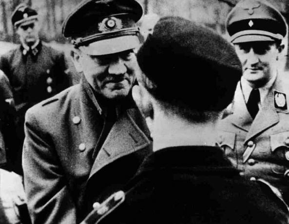 Legutóbbi hivatalos fotójában Adolf Hitler elhagyja bunkerének biztonságát, hogy díjat adjon a Hitler Youth tagjai számára.