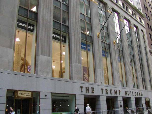 A Trump épület utcai szinten, 40 Wall Street.