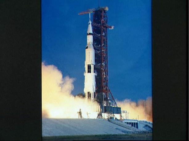A 363 méter magas Apollo 11 űrjármű képe, amelyet 1969. július 16-án dobtak forgalomba.