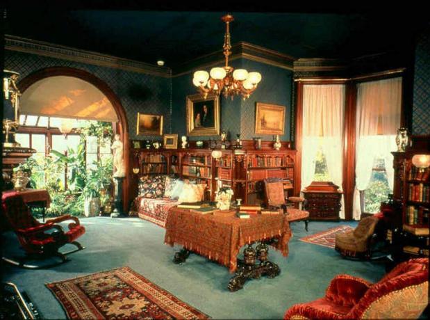 Samuel Clemens mesélt a Conneticut otthona könyvtárában.