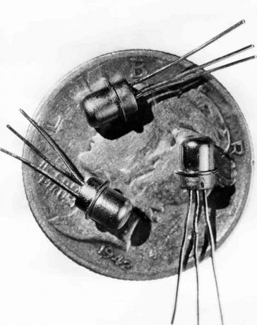 1956-os kép a három apró M-1 tranzisztorról, amelyeket egy érme felszínén láttunk