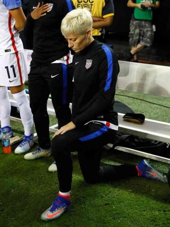 Fénykép a női labdarúgó-csillag, Megan Rapinoe térdeiről a nemzeti himnusz alatt