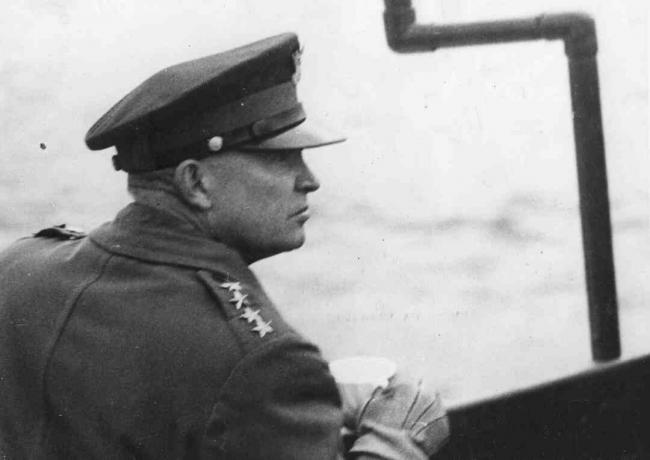 Dwight D Eisenhower tábornok (1890 - 1969), a Szövetséges Erők Legfelsõ Parancsnoka az Szövetséges szövetséges leszállási műveletek a La Manche csatorna hadihajó fedélzetéről a második világháború alatt, június 1944. Eisenhowert később az Egyesült Államok 34. elnökévé választották