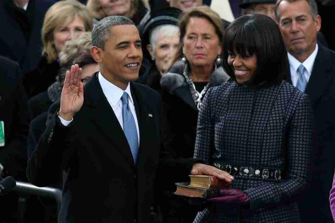 Barack Obama kezével a Bibliákra esküt tett felesége mellett második ciklusra.