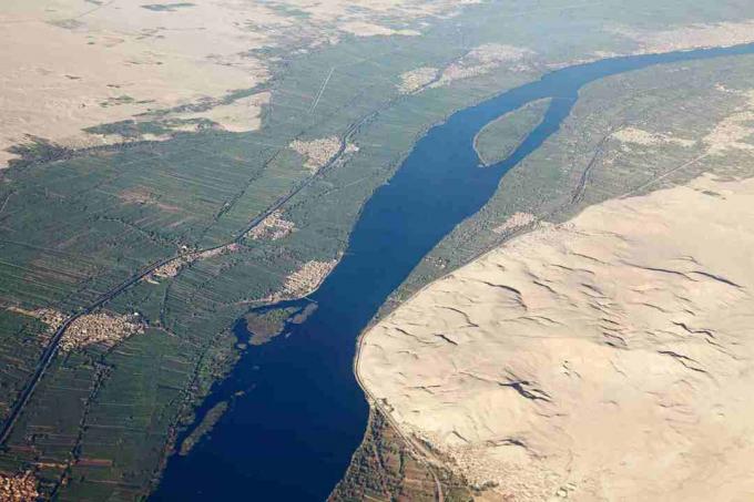 A légi felvétel a Nílus folyó közelében Aswan