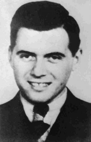 Fekete-fehér fénykép Joseph Mengele-ről.