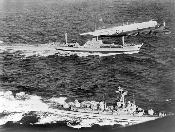 Az Anosov szovjet teherszállító hátul, a haditengerészet repülőgépe és a USS Barry romboló kíséretében, miközben elhagyja Kubát az 1962-es kubai rakétaválság idején.