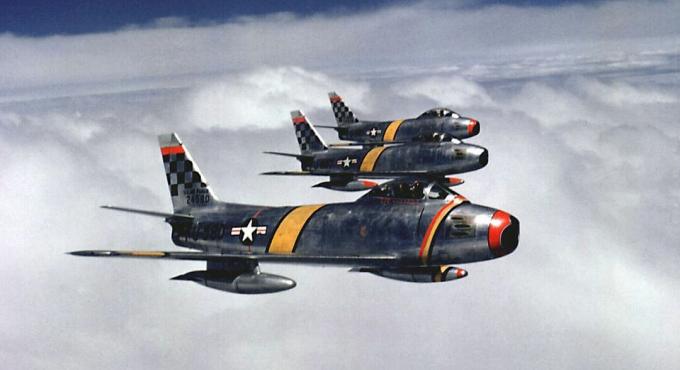 Három F-86 Sabre vadászgép repül a formációban.