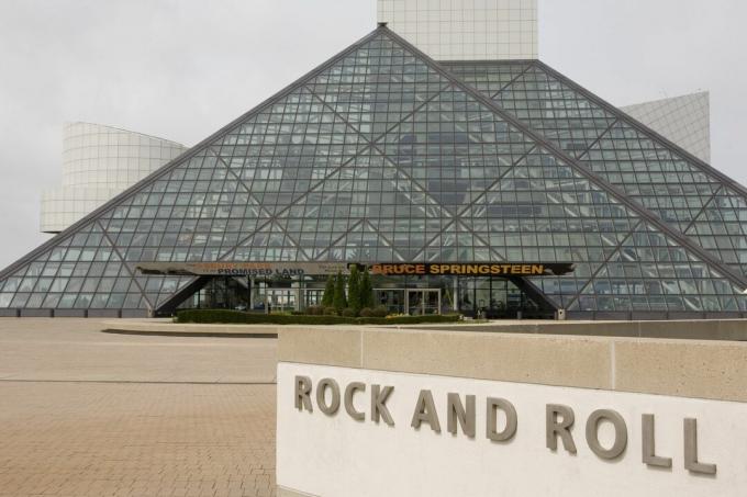 üveg piramis az előtérben lévő táblával: ROCK and ROLL